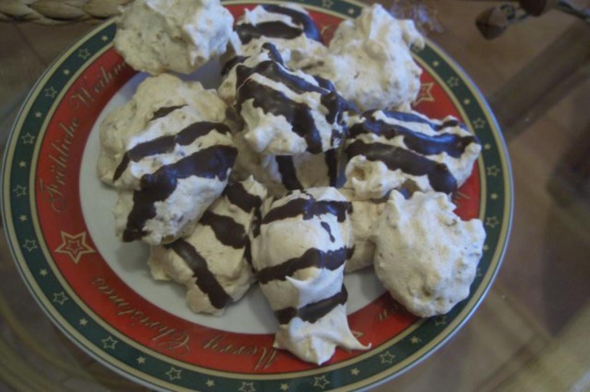 Schneewölkchen mit Schokostreifen..... - Rezept