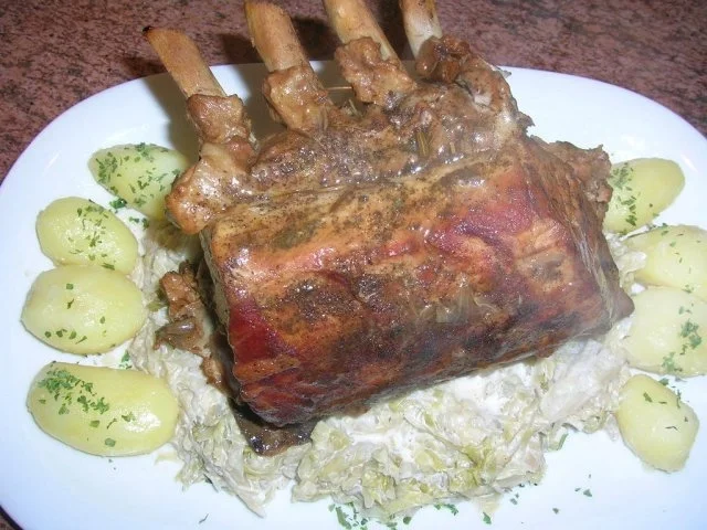 Kotelettbraten am Stück, mit Spitzkohl und Kartöffelchen (leckere Hausmannskost) - Rezept