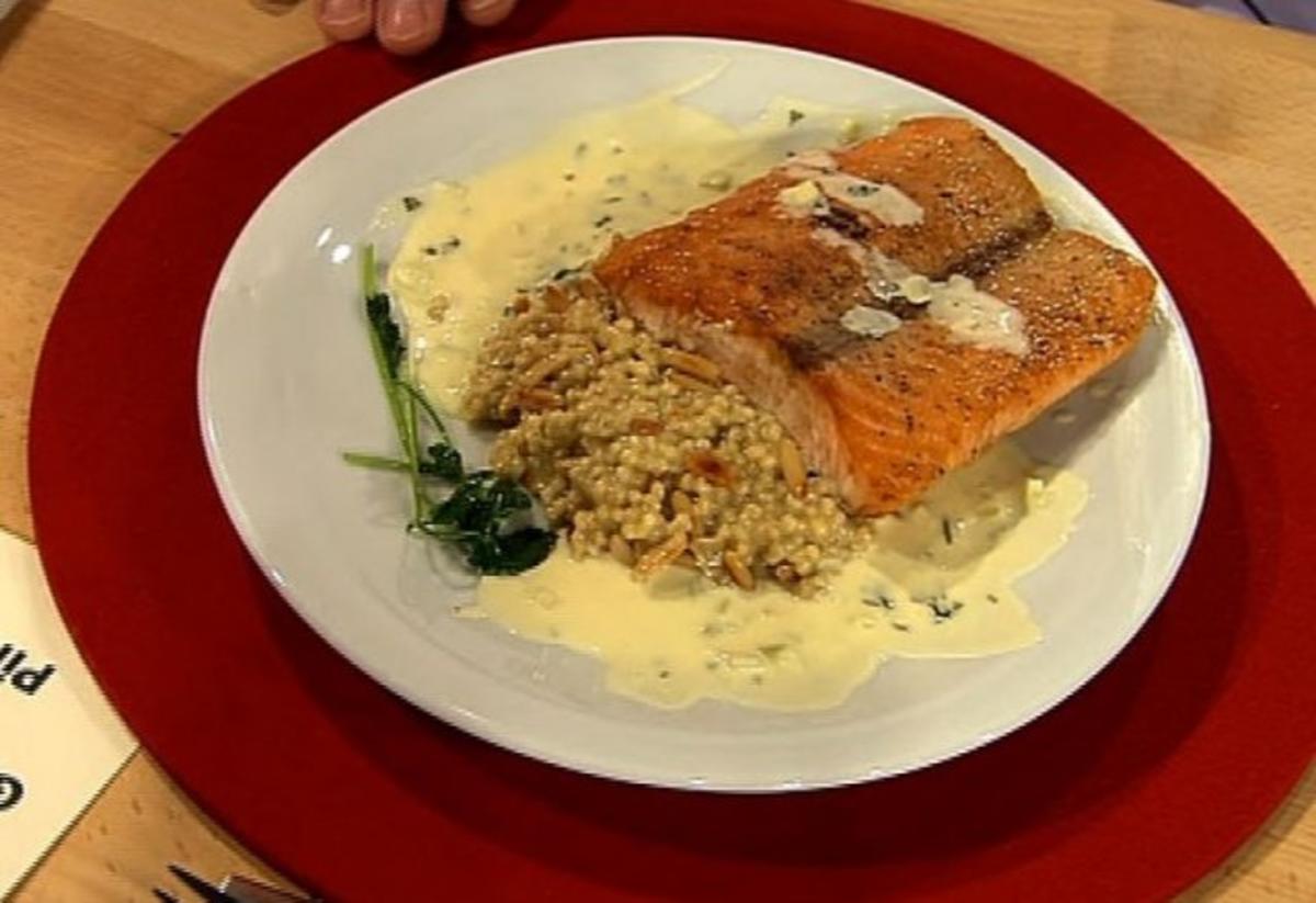 Lachsfilet auf Graupenrisotto mit gerösteten Pinienkernen (Frauen ...