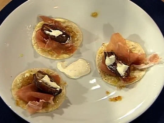 Flammkuchenchips mit Parmaschinken und gefüllten Datteln (Männer) - Rezept