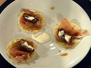 Flammkuchenchips mit Parmaschinken und gefüllten Datteln (Männer) - Rezept