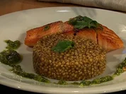 Rezept: Lachsfilet mit Korianderpesto auf Perlgraupenrisotto (Mรคnner) Lachsfilet mit Korianderpesto auf Perlgraupenrisotto (Mรคnner) - Rezept