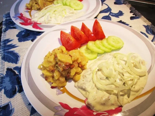 Rezept: Schmandheringe mit Salatgarnitur ... Schmandheringe mit Salatgarnitur ... - Rezept