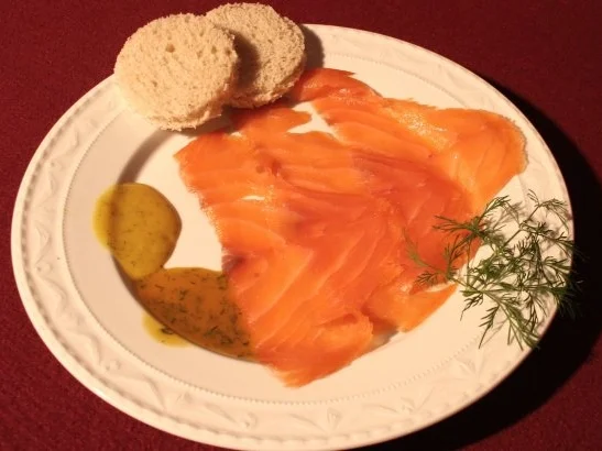 Rezept: Lachs frisch aus dem Räucherofen nach Hauruper Art an Honig-Senf-Soße Lachs frisch aus dem Räucherofen nach Hauruper Art an Honig-Senf-Soße - Rezept