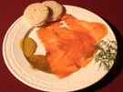 Lachs frisch aus dem Räucherofen nach Hauruper Art an Honig-Senf-Soße - Rezept
