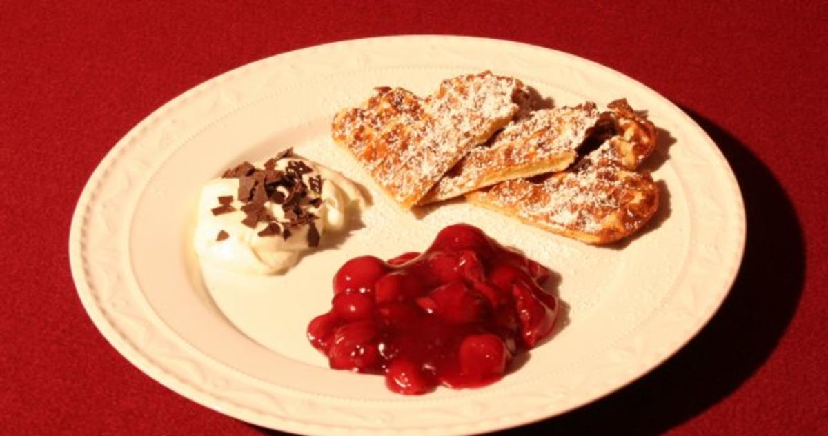 Waffeln mit heißen Flensburger Rumkirschen und Sahne - Rezept - kochbar.de