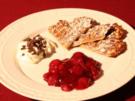 Waffeln mit heißen Flensburger Rumkirschen und Sahne - Rezept