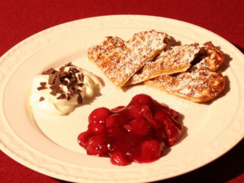 Waffeln mit heißen Flensburger Rumkirschen und Sahne - Rezept - kochbar.de