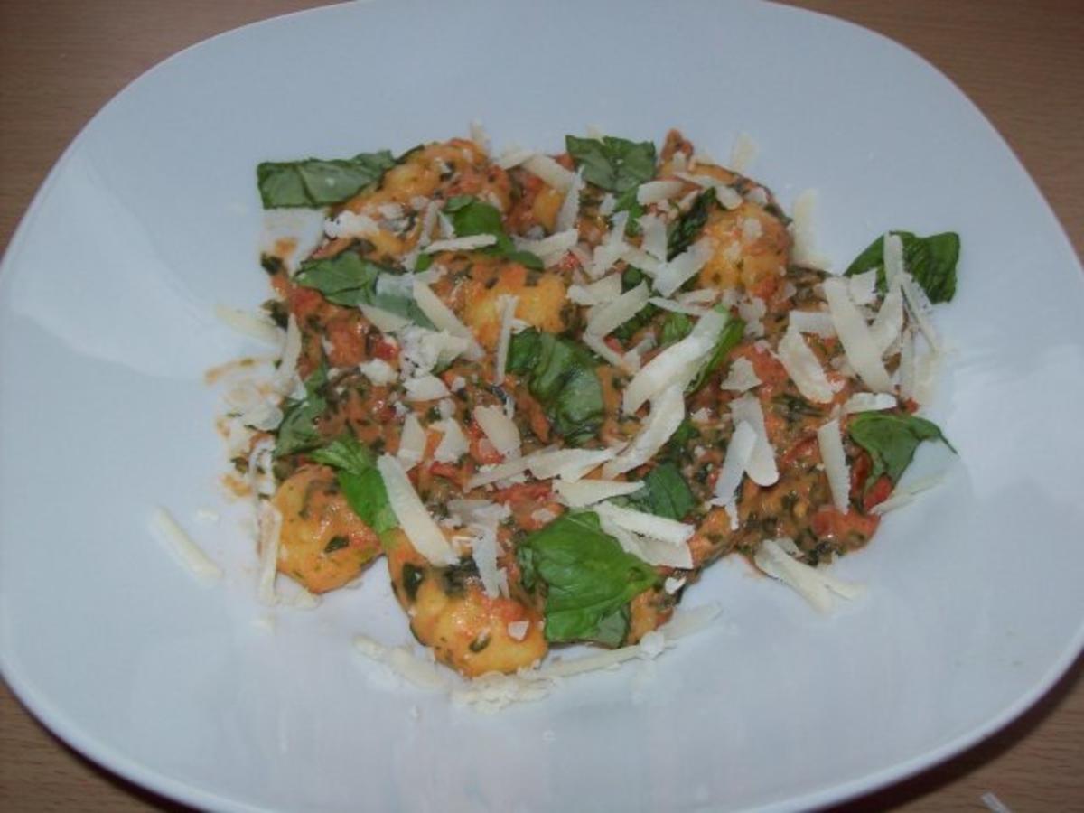 Gnocchi mit Spinat in Tomatensoße - Rezept