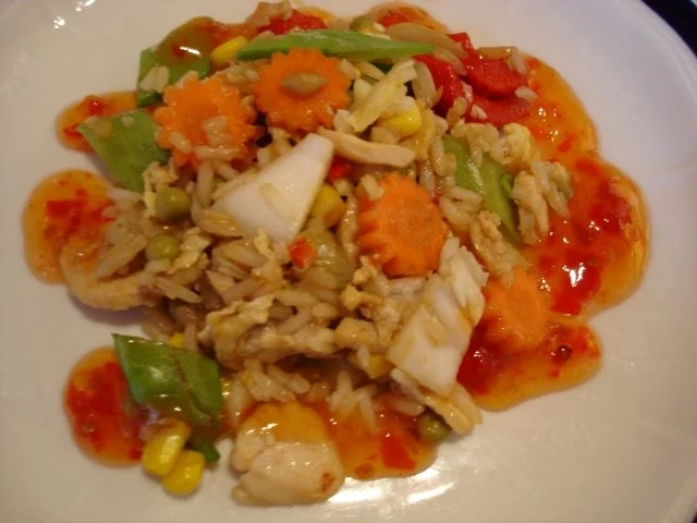 Chinesischer Bratreis mit Ei, Hühnerfleisch und Gemüse - Rezept