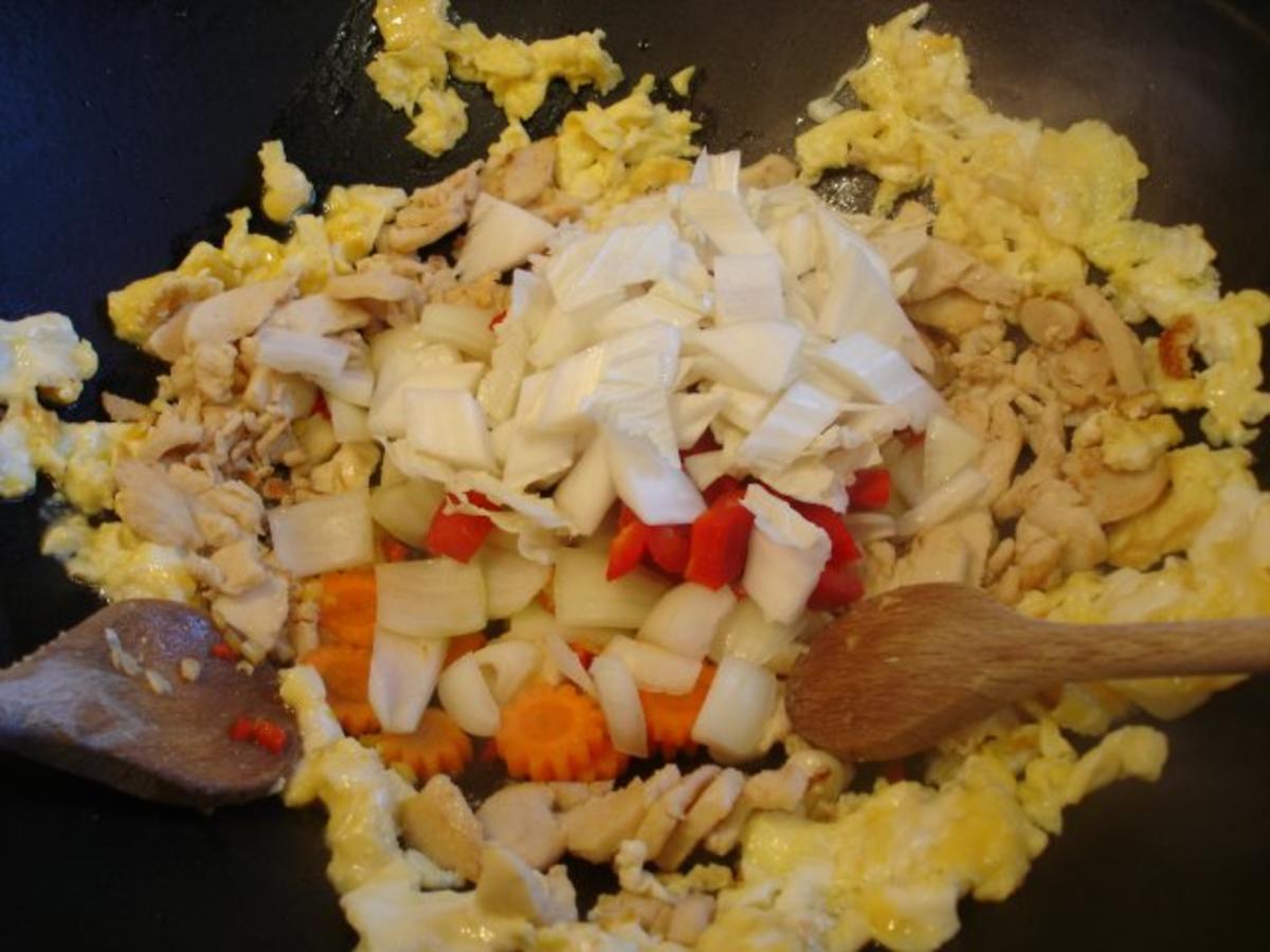 Chinesischer Bratreis mit Ei, Hühnerfleisch und Gemüse - Rezept - Bild Nr. 8