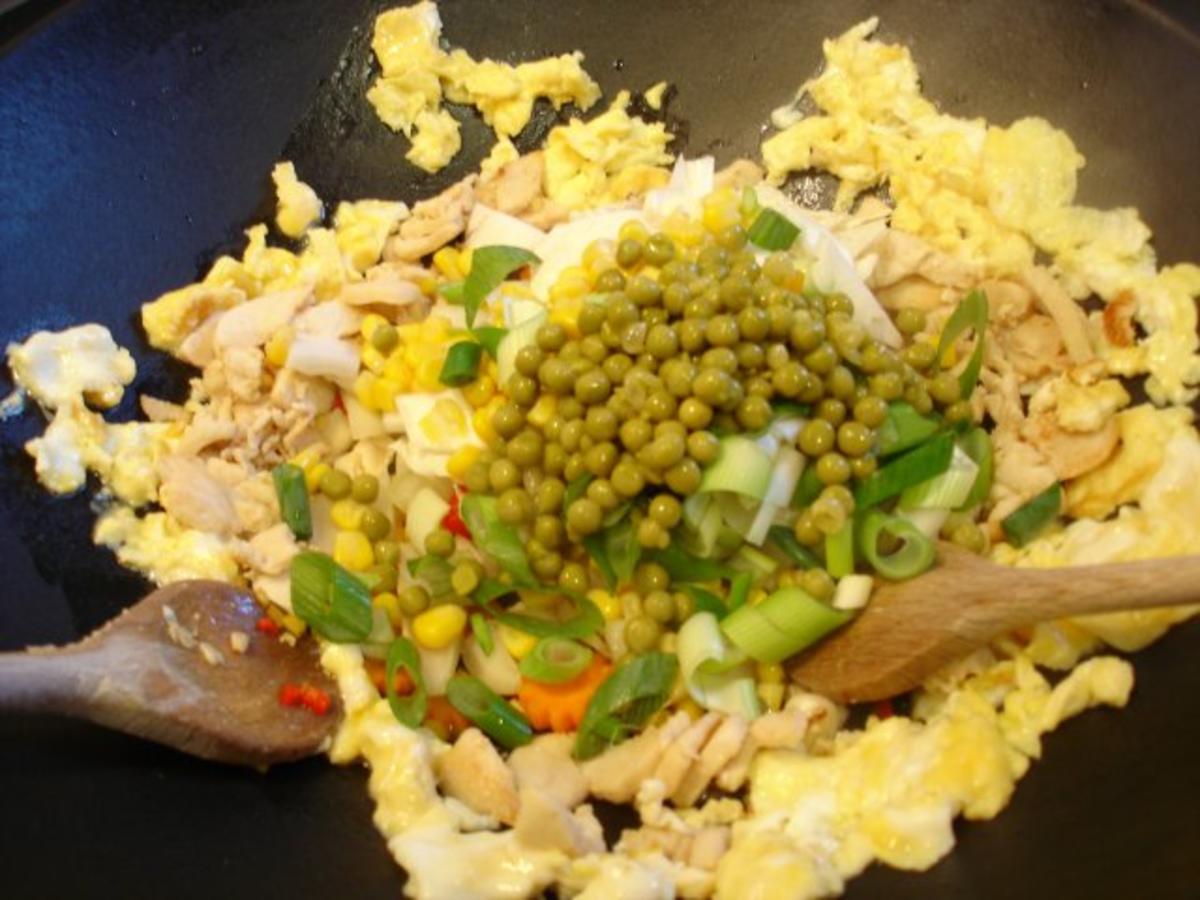 Chinesischer Bratreis mit Ei, Hühnerfleisch und Gemüse - Rezept - Bild Nr. 11