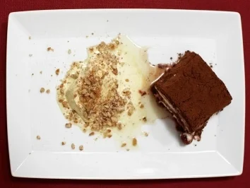 Schwarzwälder Kirsch-Tiramisu mit Tonkabohneneis (Detlef Soost) - Rezept
