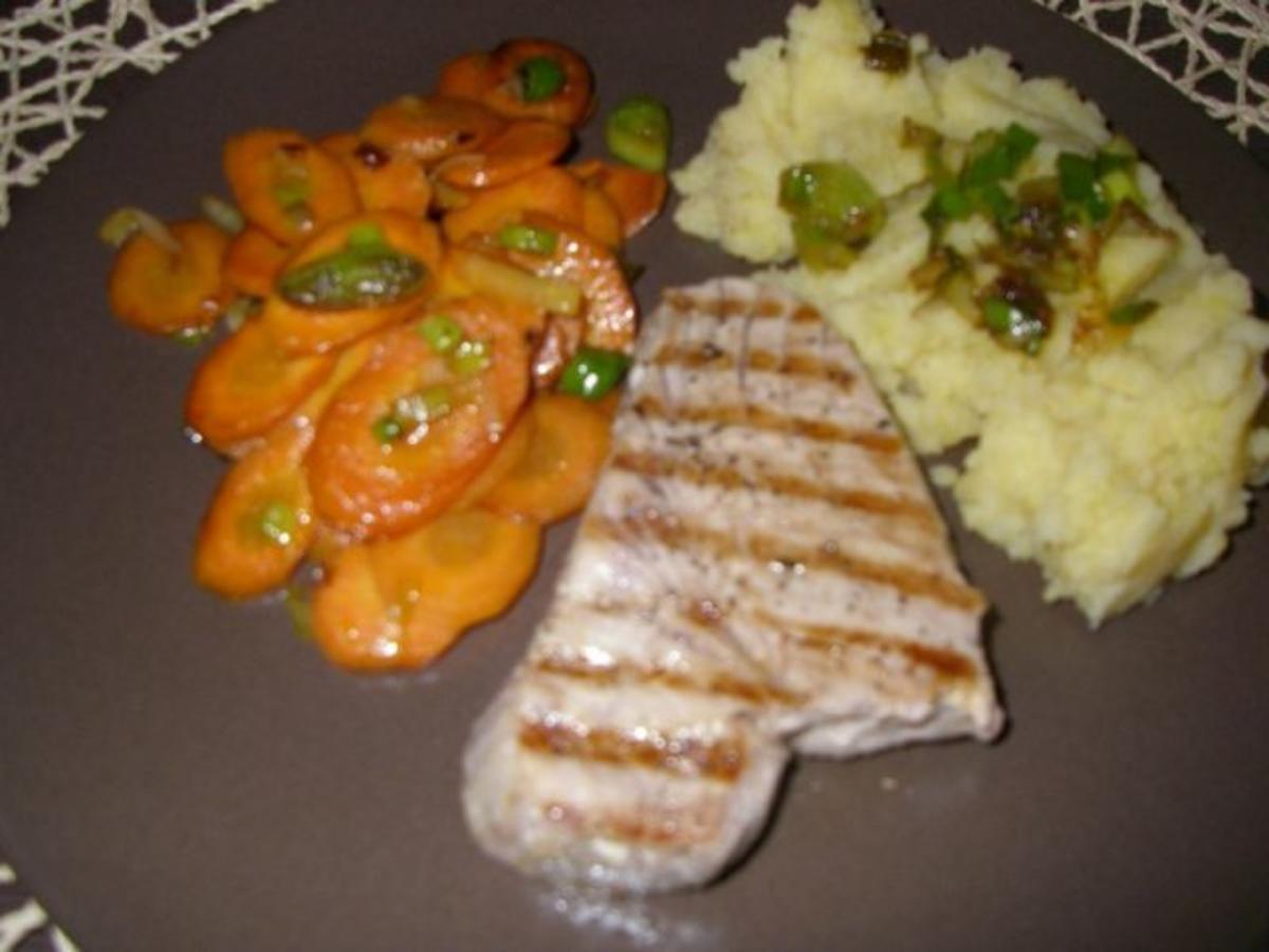Thunfisch-Steaks mit Kartoffelpü und Karotten-Gemüse - Rezept
