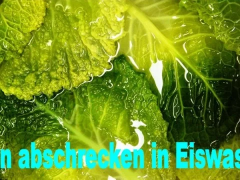 Wirsingrouladen auf seinem Gemüse gratiniert - Rezept - Bild Nr. 3