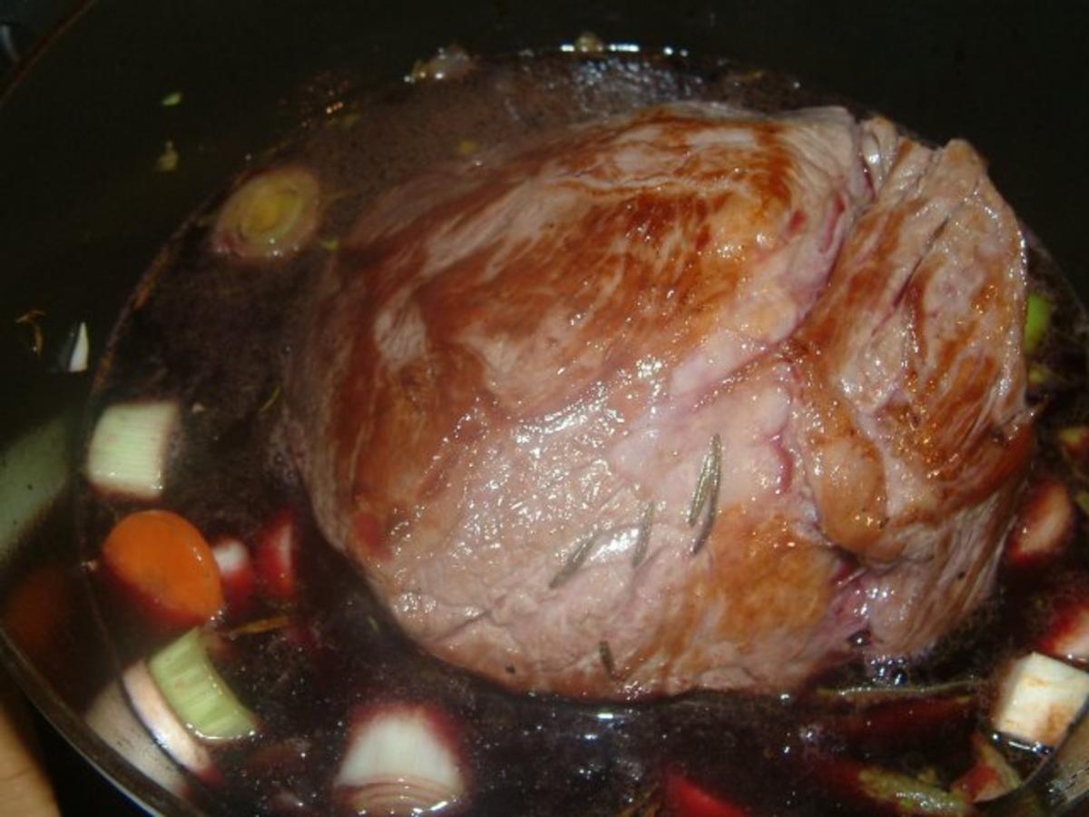 Mediterraner Rinderschmorbraten im Kräuter-Rotweinsud - Rezept - Bild Nr. 9