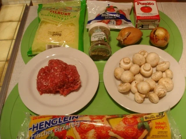 Rezept: Mett-Zwiebel-Champignon-Pizza Bild Nr. 2 Mett-Zwiebel-Champignon-Pizza - Rezept - Bild Nr. 2