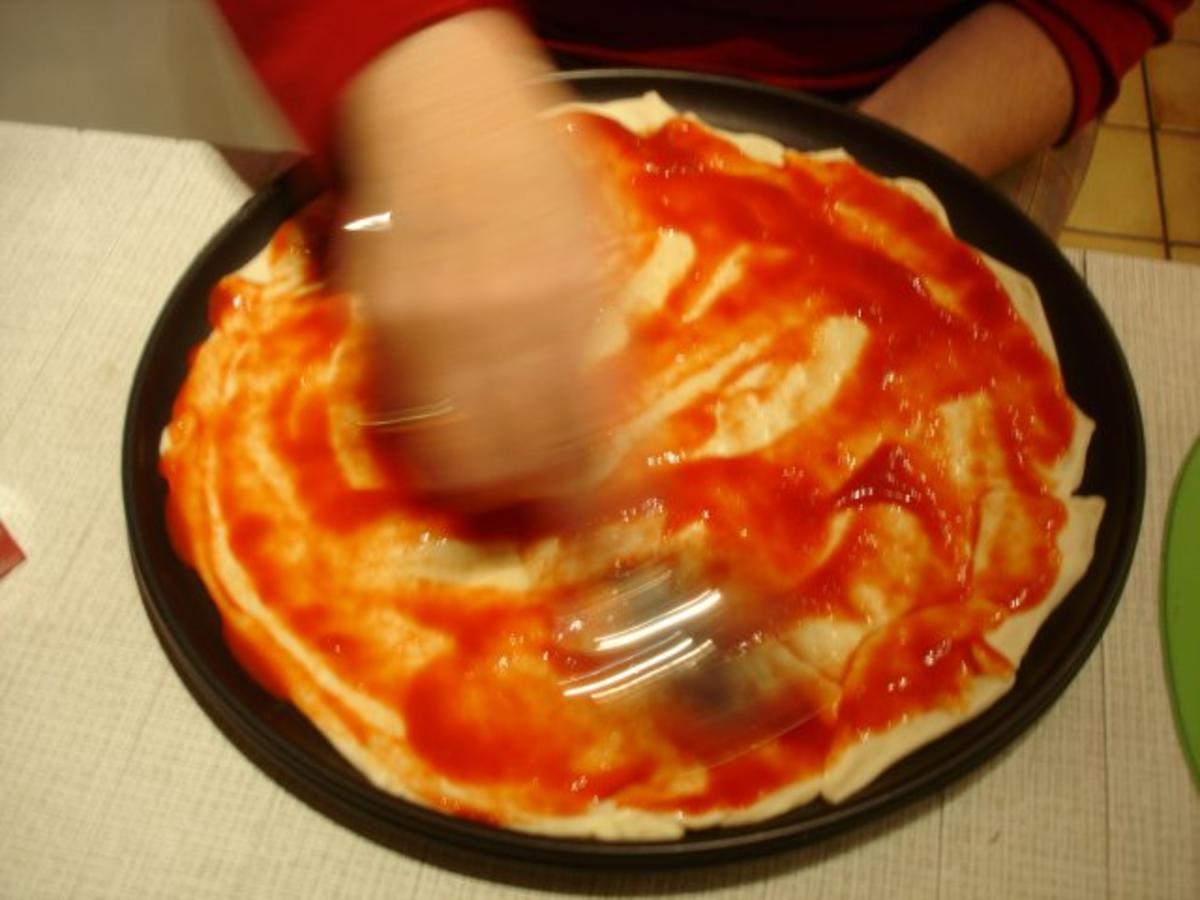 Mett-Zwiebel-Champignon-Pizza - Rezept - Bild Nr. 13
