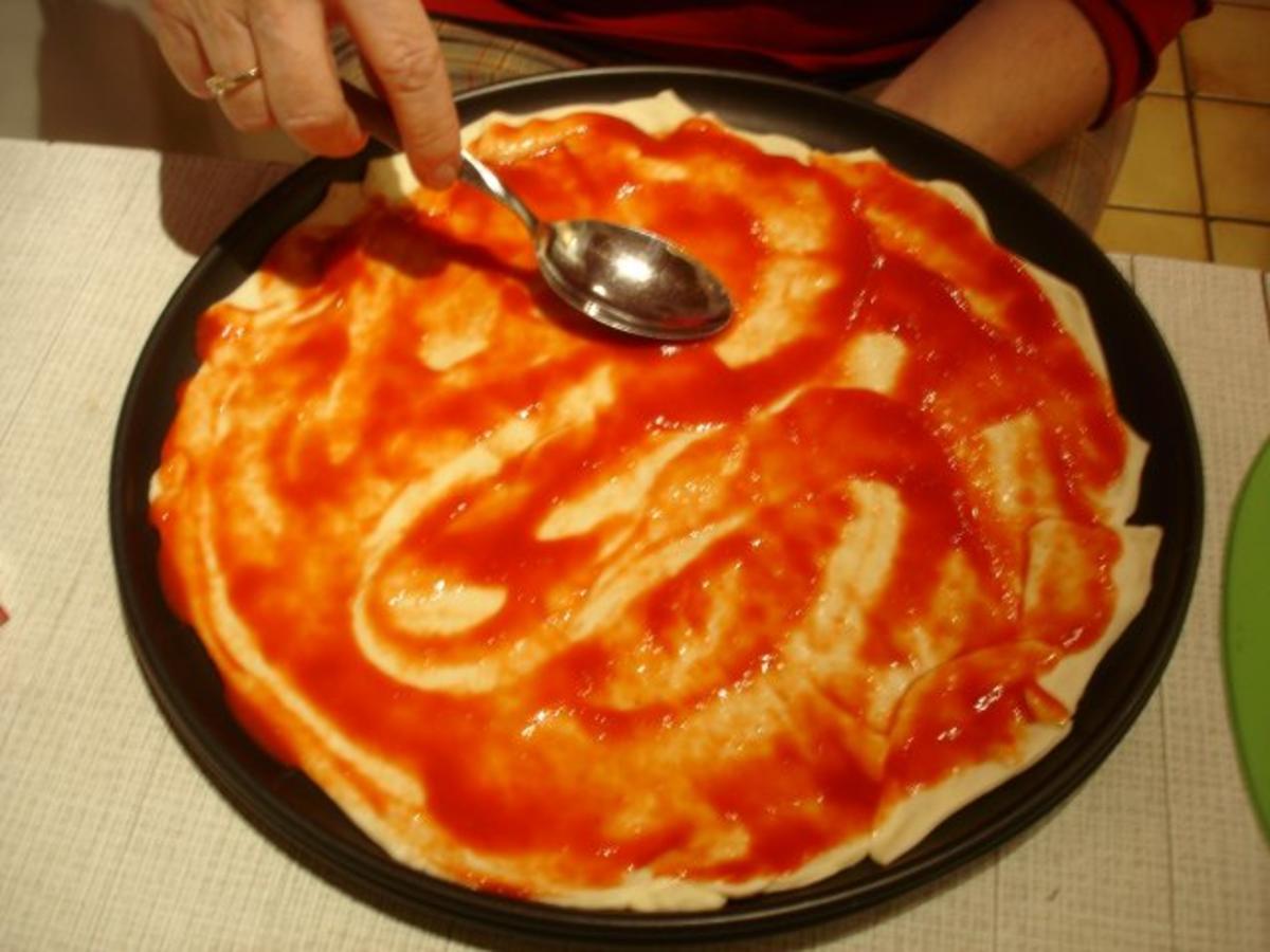 Mett-Zwiebel-Champignon-Pizza - Rezept - Bild Nr. 14