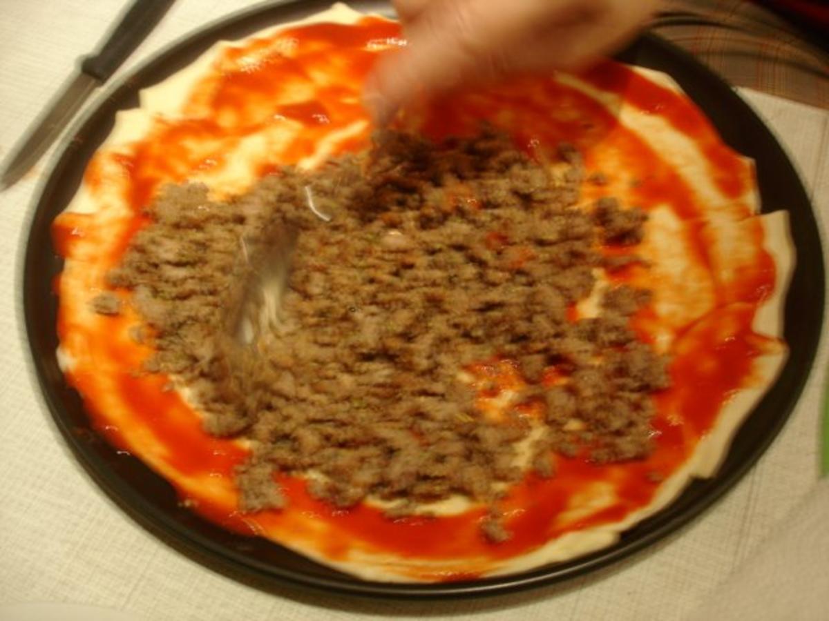 Mett-Zwiebel-Champignon-Pizza - Rezept - Bild Nr. 15