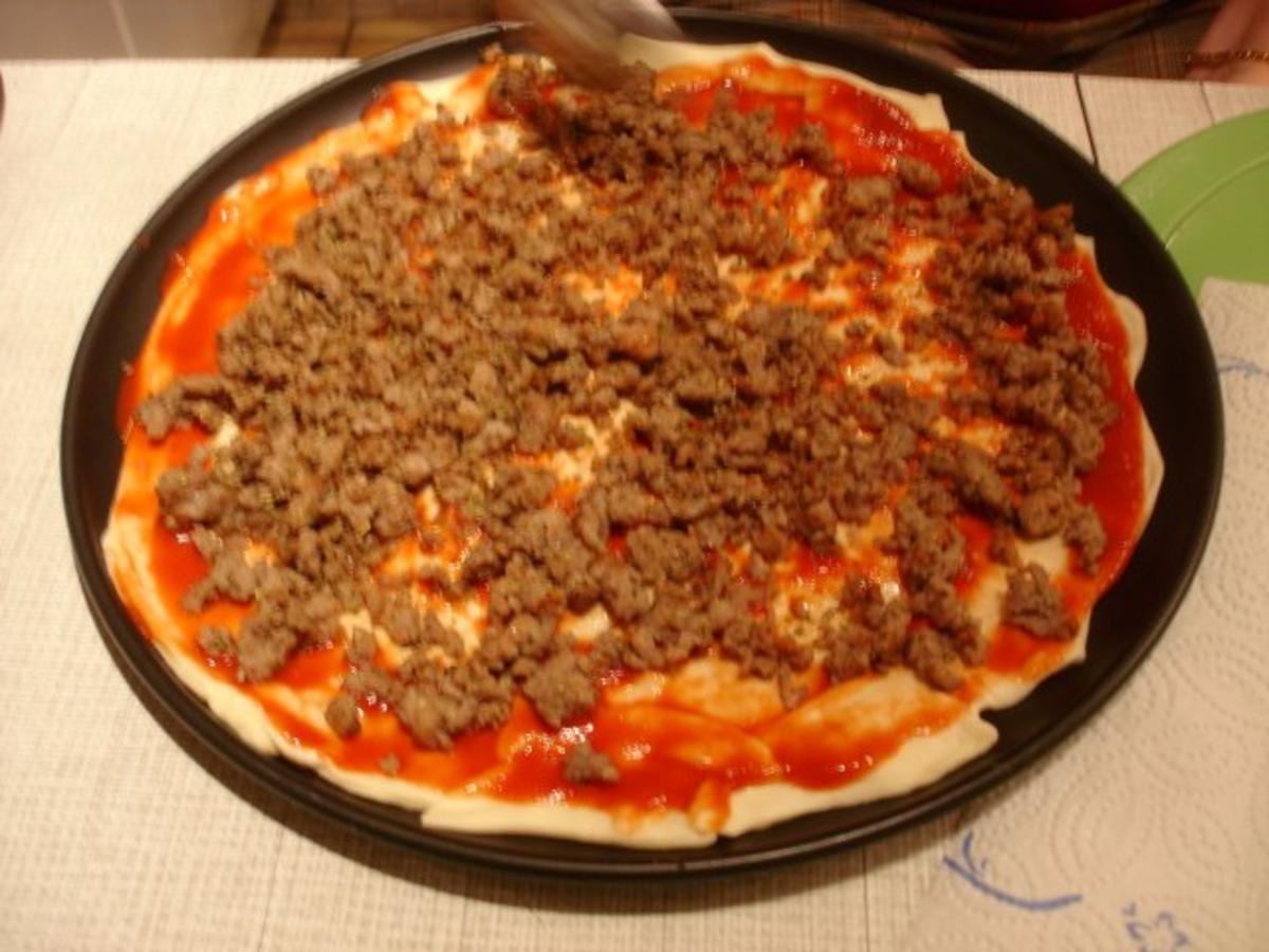 Mett-Zwiebel-Champignon-Pizza - Rezept - Bild Nr. 16