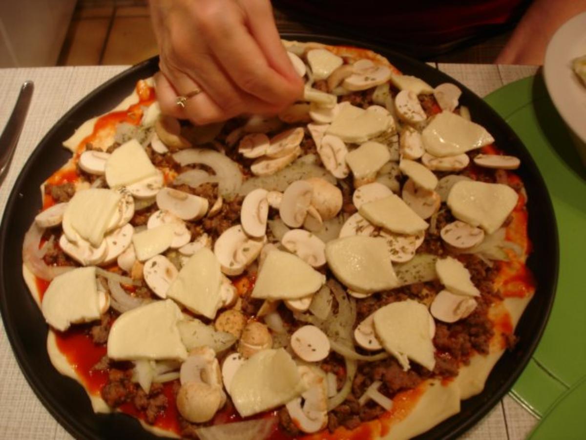 Mett-Zwiebel-Champignon-Pizza - Rezept - Bild Nr. 18