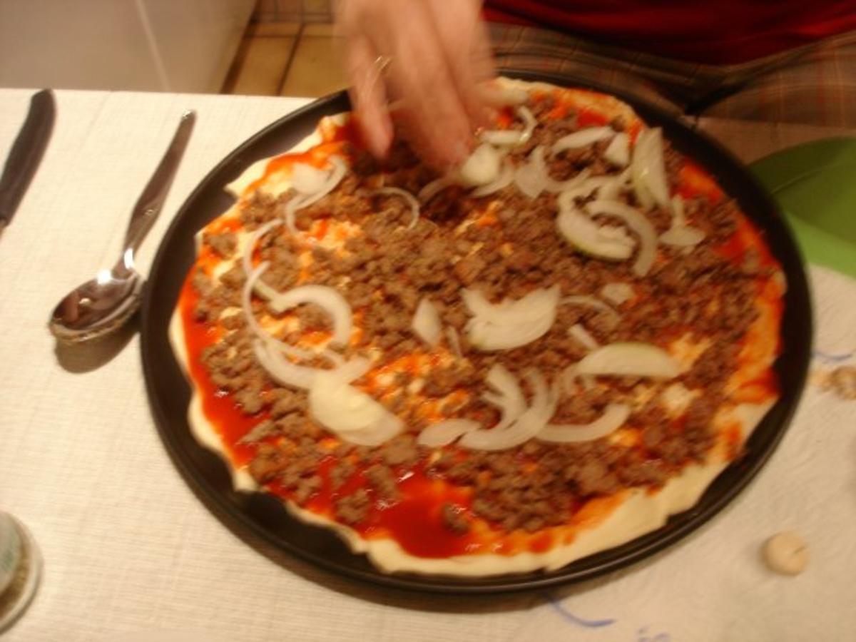 Mett-Zwiebel-Champignon-Pizza - Rezept - Bild Nr. 17
