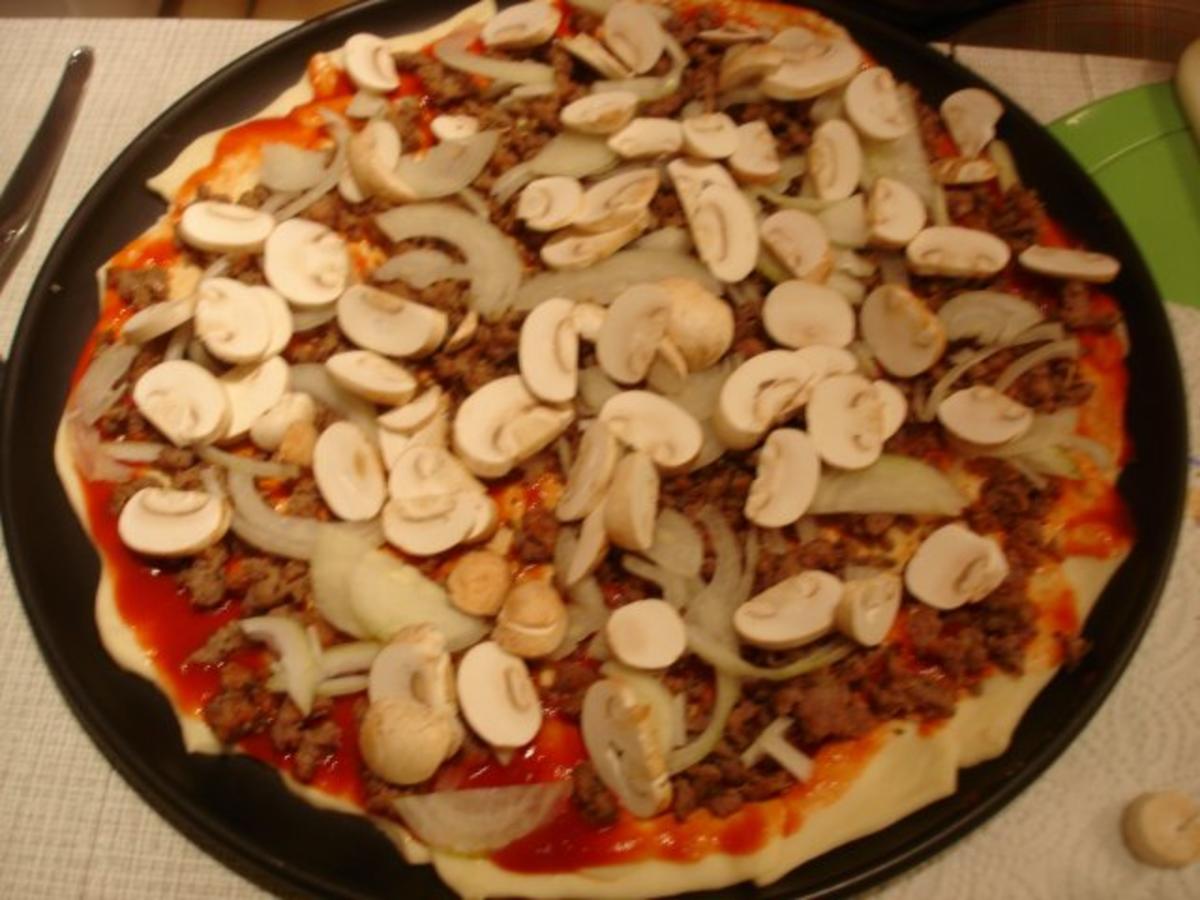 Mett-Zwiebel-Champignon-Pizza - Rezept - Bild Nr. 20