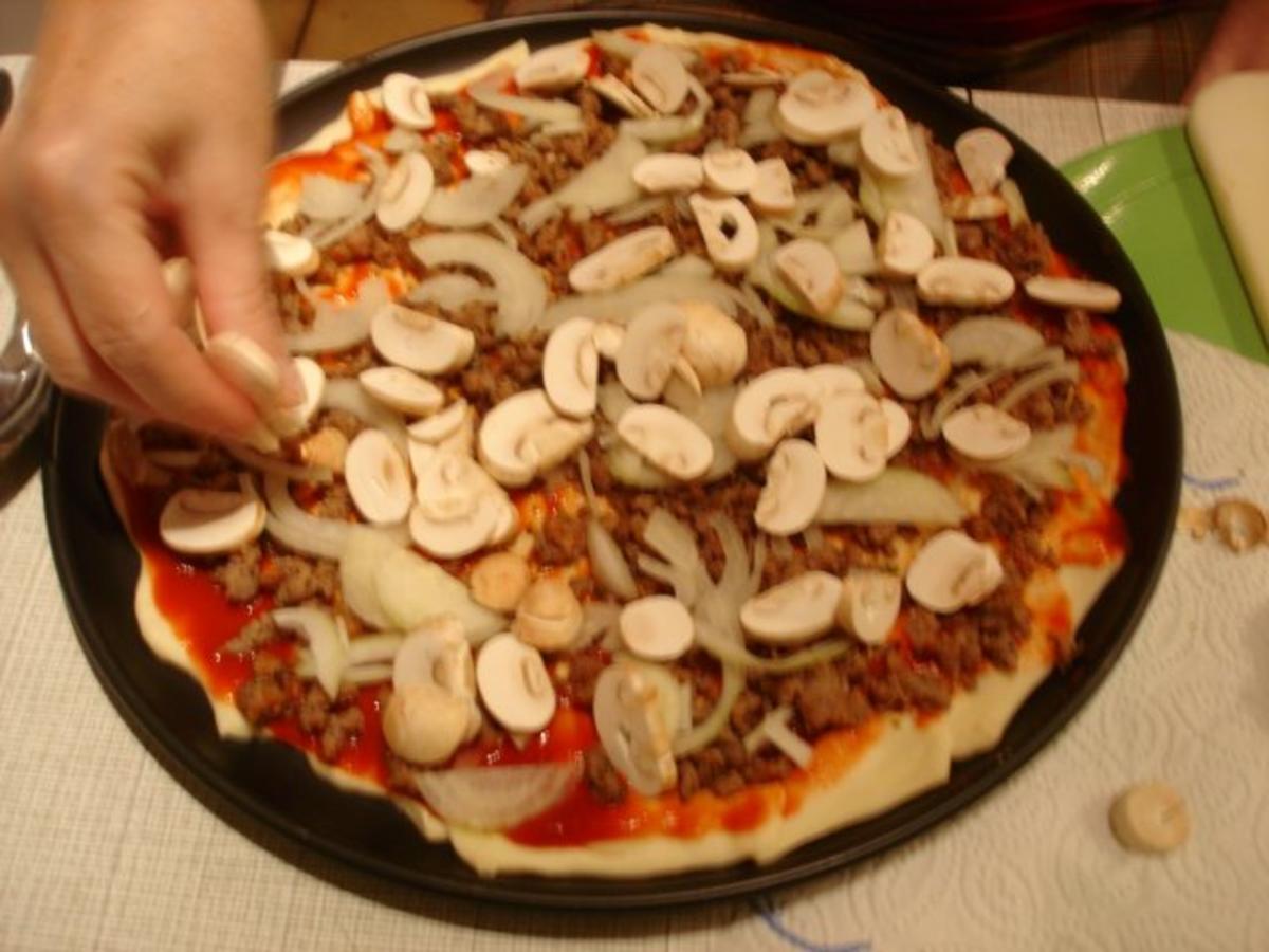 Mett-Zwiebel-Champignon-Pizza - Rezept - Bild Nr. 19