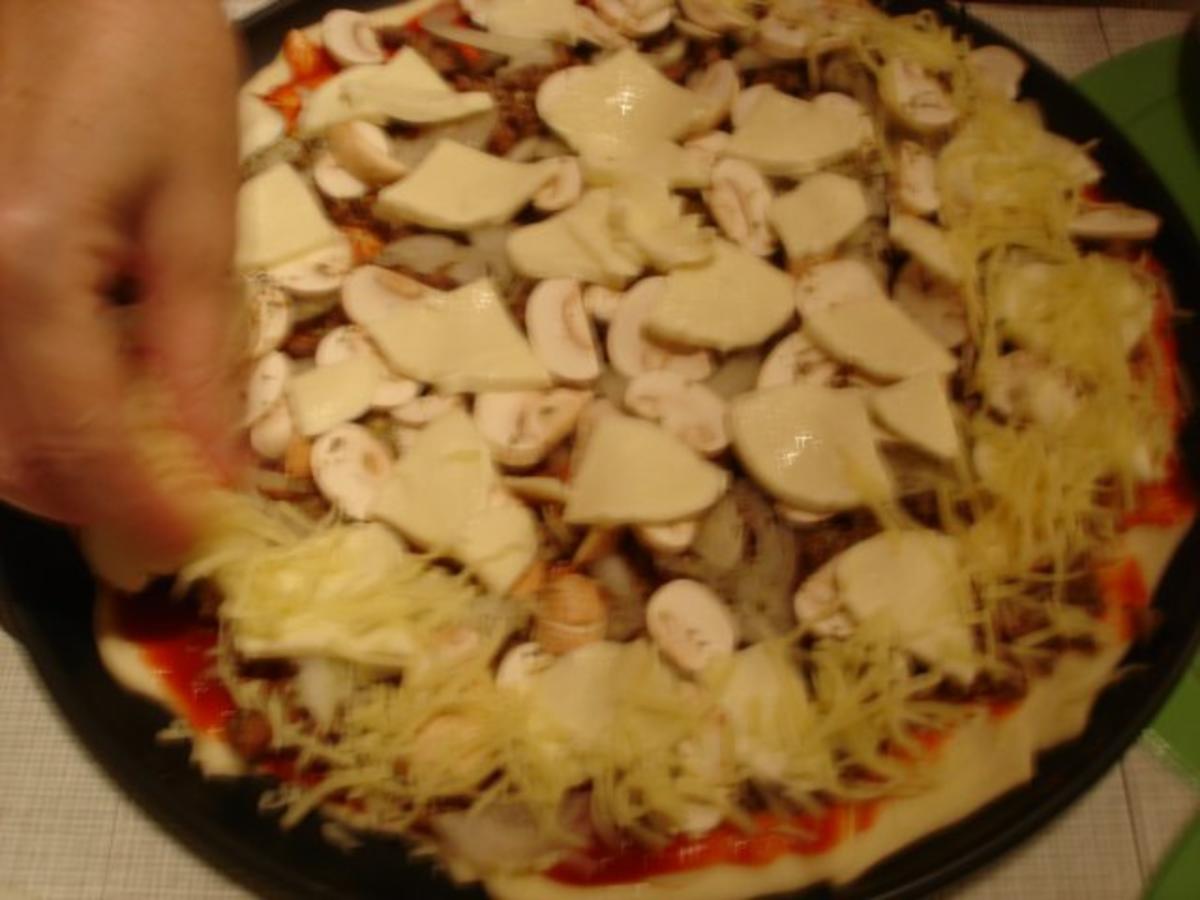 Mett-Zwiebel-Champignon-Pizza - Rezept - Bild Nr. 21