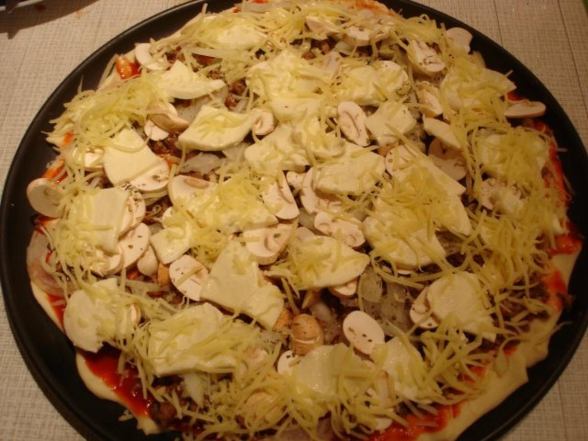 Mett-Zwiebel-Champignon-Pizza - Rezept - Bild Nr. 22