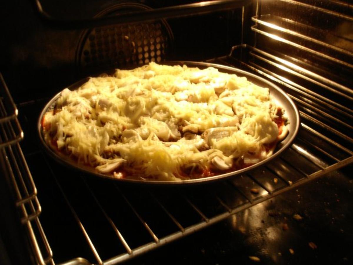 Mett-Zwiebel-Champignon-Pizza - Rezept - Bild Nr. 23