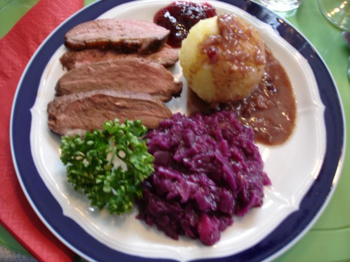 Barbarie Entenbrustfilet mit Rotweinsauce, Apfel-Rotkohl und ...