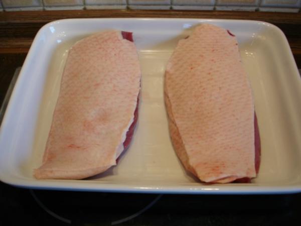 Barbarie Entenbrustfilet mit Rotweinsauce, Apfel-Rotkohl und ...