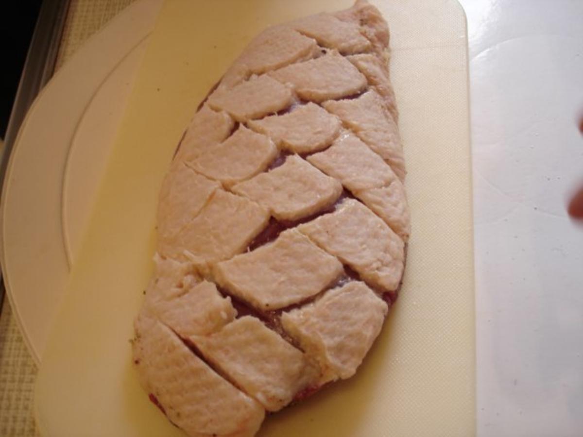 Barbarie Entenbrustfilet mit Rotweinsauce, Apfel-Rotkohl und ...