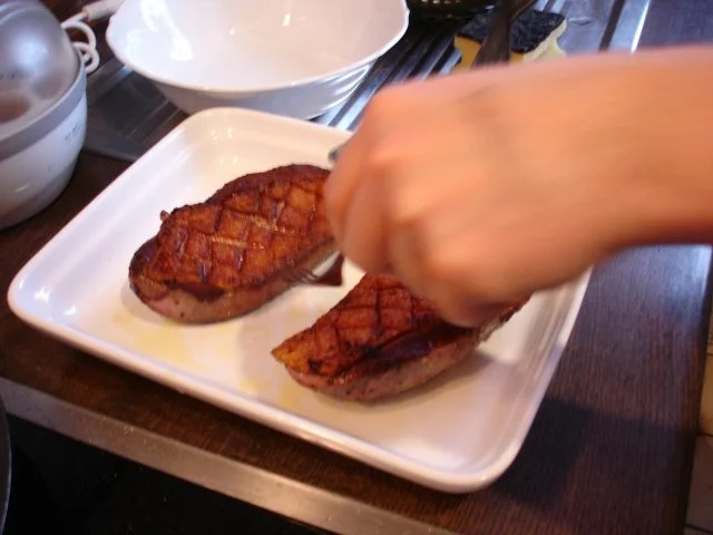 Barbarie Entenbrustfilet mit Rotweinsauce, Apfel-Rotkohl und fränkischen Knödeln - Rezept - Bild Nr. 16