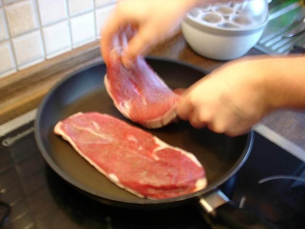 Barbarie Entenbrustfilet mit Rotweinsauce, Apfel-Rotkohl und ...