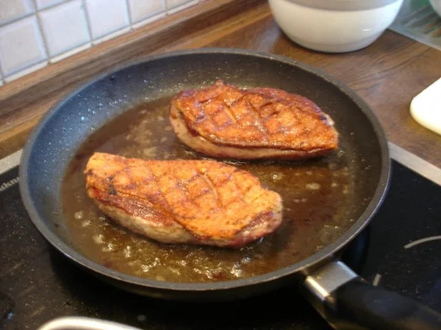 Barbarie Entenbrustfilet mit Rotweinsauce, Apfel-Rotkohl und fränkischen Knödeln - Rezept - Bild Nr. 15