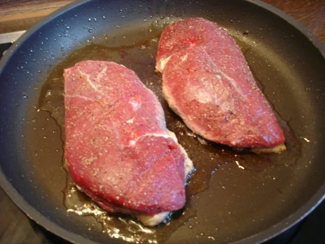 Barbarie Entenbrustfilet mit Rotweinsauce, Apfel-Rotkohl und fränkischen Knödeln - Rezept - Bild Nr. 14