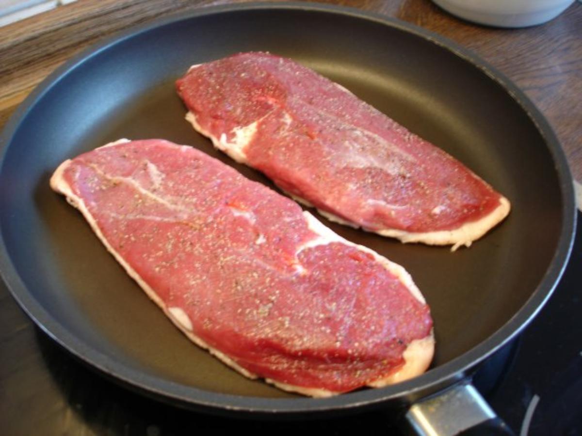 Barbarie Entenbrustfilet mit Rotweinsauce, Apfel-Rotkohl und ...