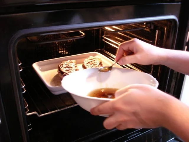 Barbarie Entenbrustfilet mit Rotweinsauce, Apfel-Rotkohl und fränkischen Knödeln - Rezept - Bild Nr. 20