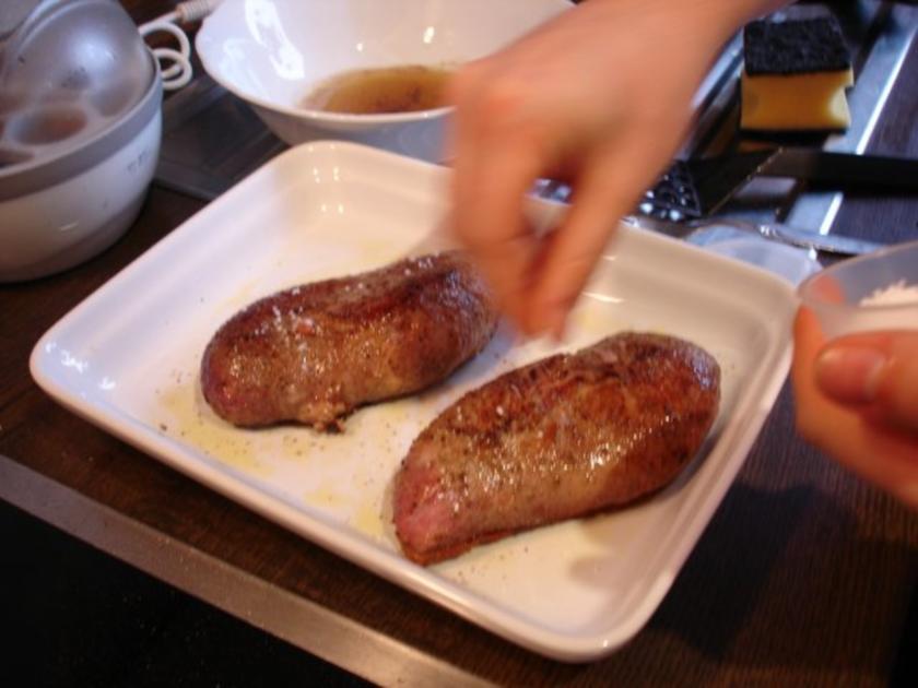 Barbarie Entenbrustfilet mit Rotweinsauce, Apfel-Rotkohl und ...