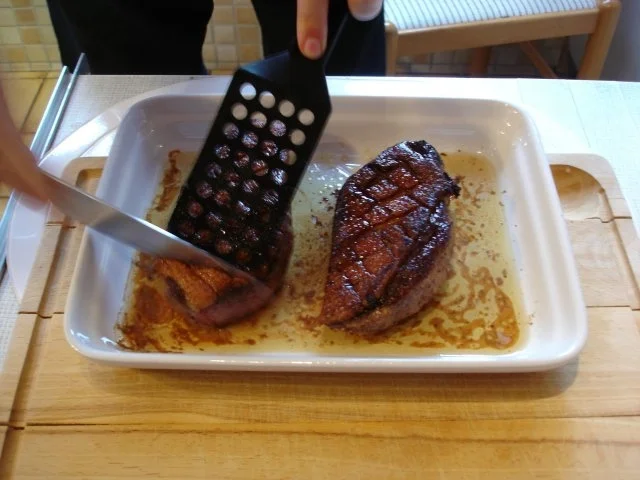 Barbarie Entenbrustfilet mit Rotweinsauce, Apfel-Rotkohl und fränkischen Knödeln - Rezept - Bild Nr. 21