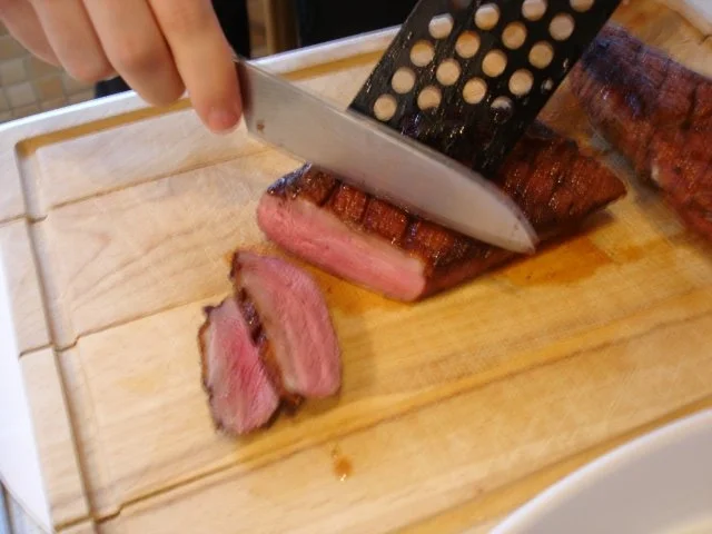 Barbarie Entenbrustfilet mit Rotweinsauce, Apfel-Rotkohl und fränkischen Knödeln - Rezept - Bild Nr. 22