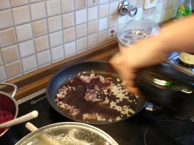 Barbarie Entenbrustfilet mit Rotweinsauce, Apfel-Rotkohl und fränkischen Knödeln - Rezept - Bild Nr. 25