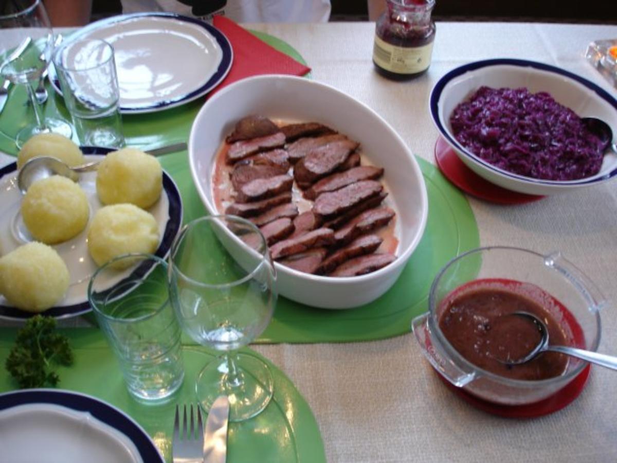 Barbarie Entenbrustfilet mit Rotweinsauce, Apfel-Rotkohl und fränkischen Knödeln - Rezept - Bild Nr. 28