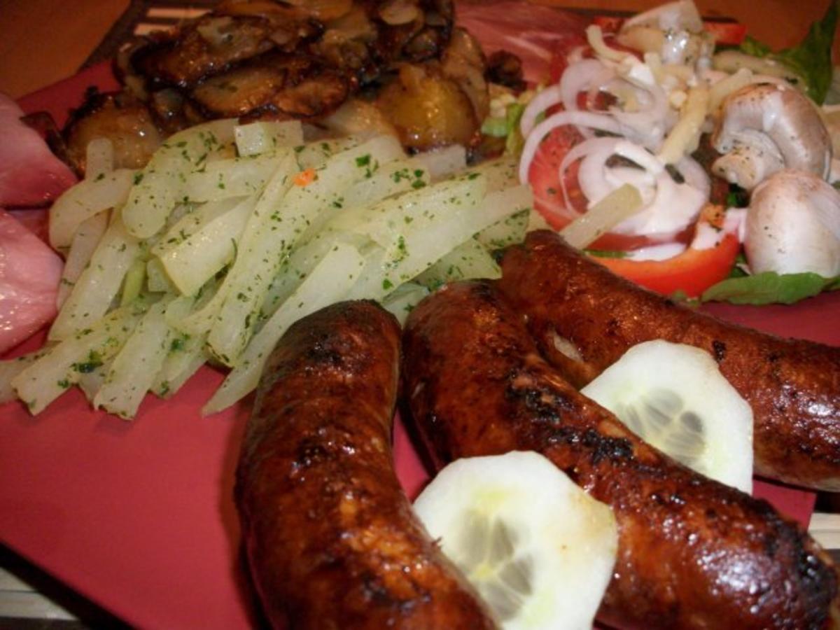 Bratkartoffeln, Grobe Bratwurst, Kohlrabigemüse und einen kleinen Salat - Rezept