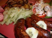 Bratkartoffeln, Grobe Bratwurst, Kohlrabigemüse und einen kleinen Salat - Rezept