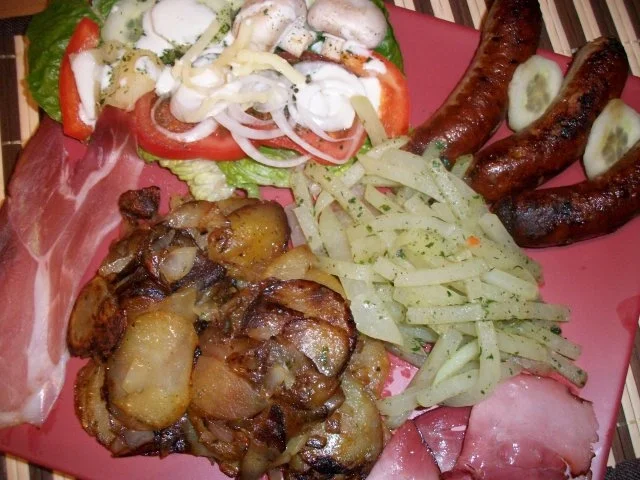 Bratkartoffeln, Grobe Bratwurst, Kohlrabigemüse und einen kleinen Salat - Rezept - Bild Nr. 2