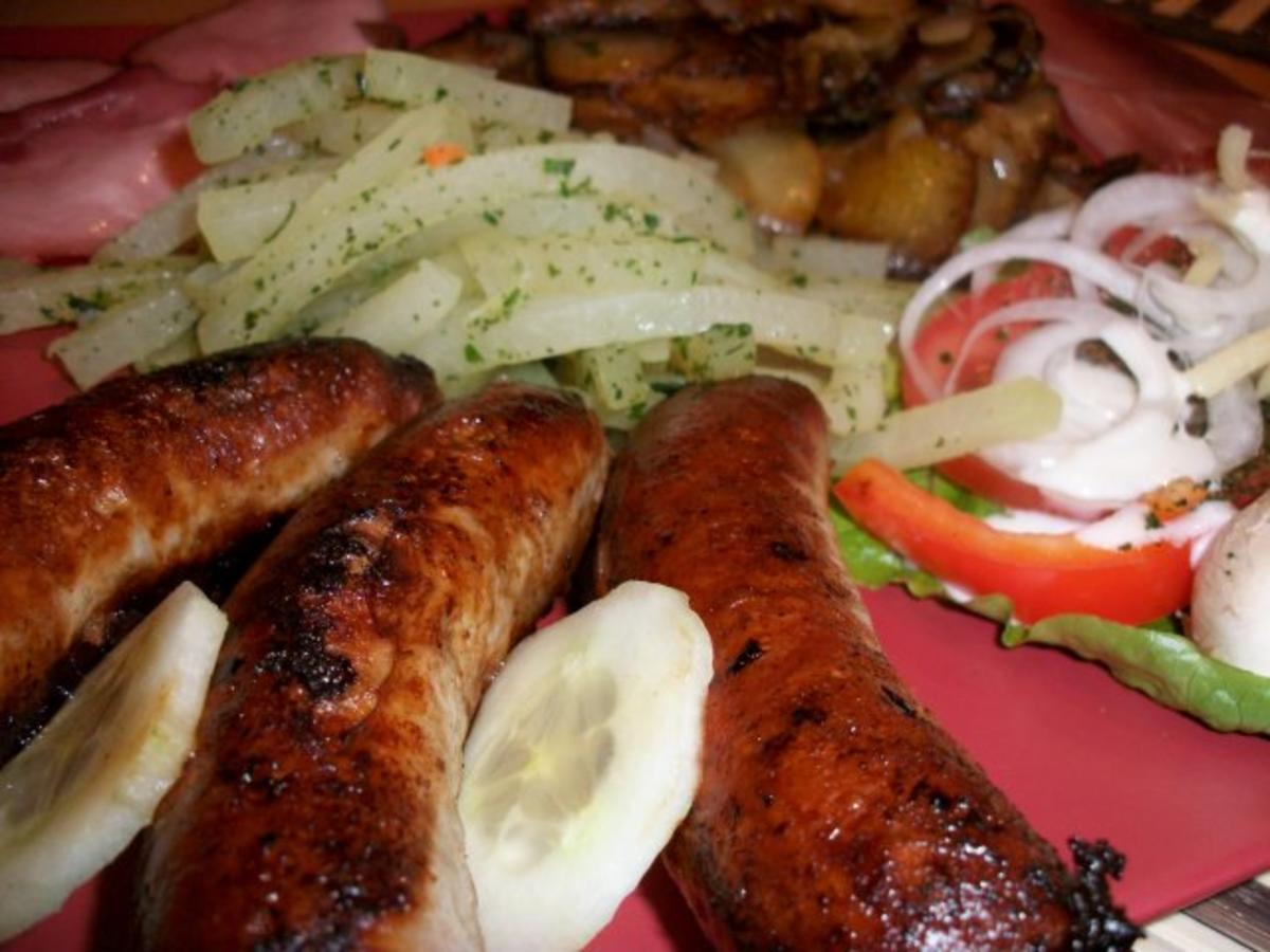 Bratkartoffeln, Grobe Bratwurst, Kohlrabigemüse und einen kleinen Salat - Rezept - Bild Nr. 3